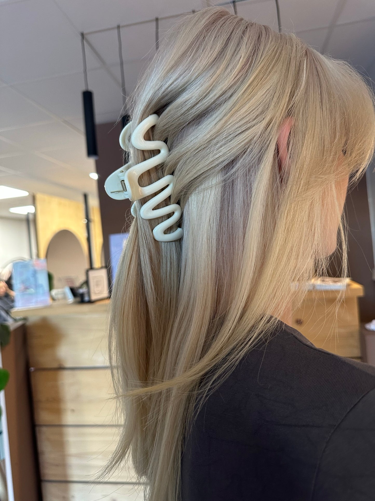 Hair clip soft white wavy